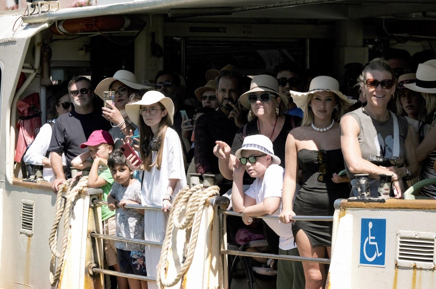 遊客周日在試行計劃最後一天到訪威尼斯。(路透社)