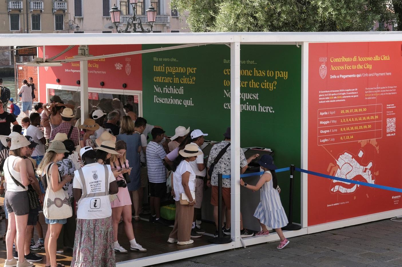 威尼斯遊客排隊繳付入城費。(路透社)