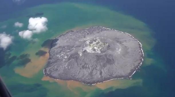 日本伊豆群島海底火山「須美壽島」周邊海水變色,反映火山活動趨於頻繁。(互聯網)