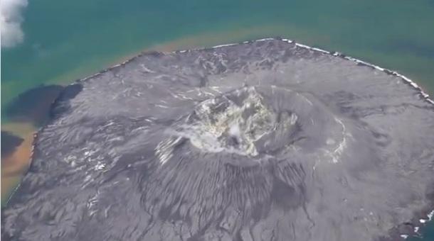 日本伊豆群島海底火山「須美壽島」周邊海水變色,反映火山活動趨於頻繁。(互聯網)