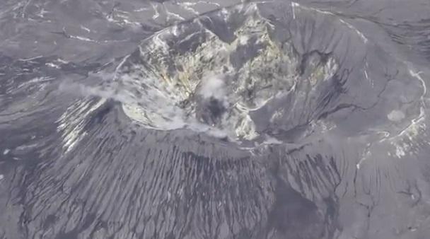 日本伊豆群島海底火山「須美壽島」周邊海水變色,火山口冒出白煙。(互聯網)