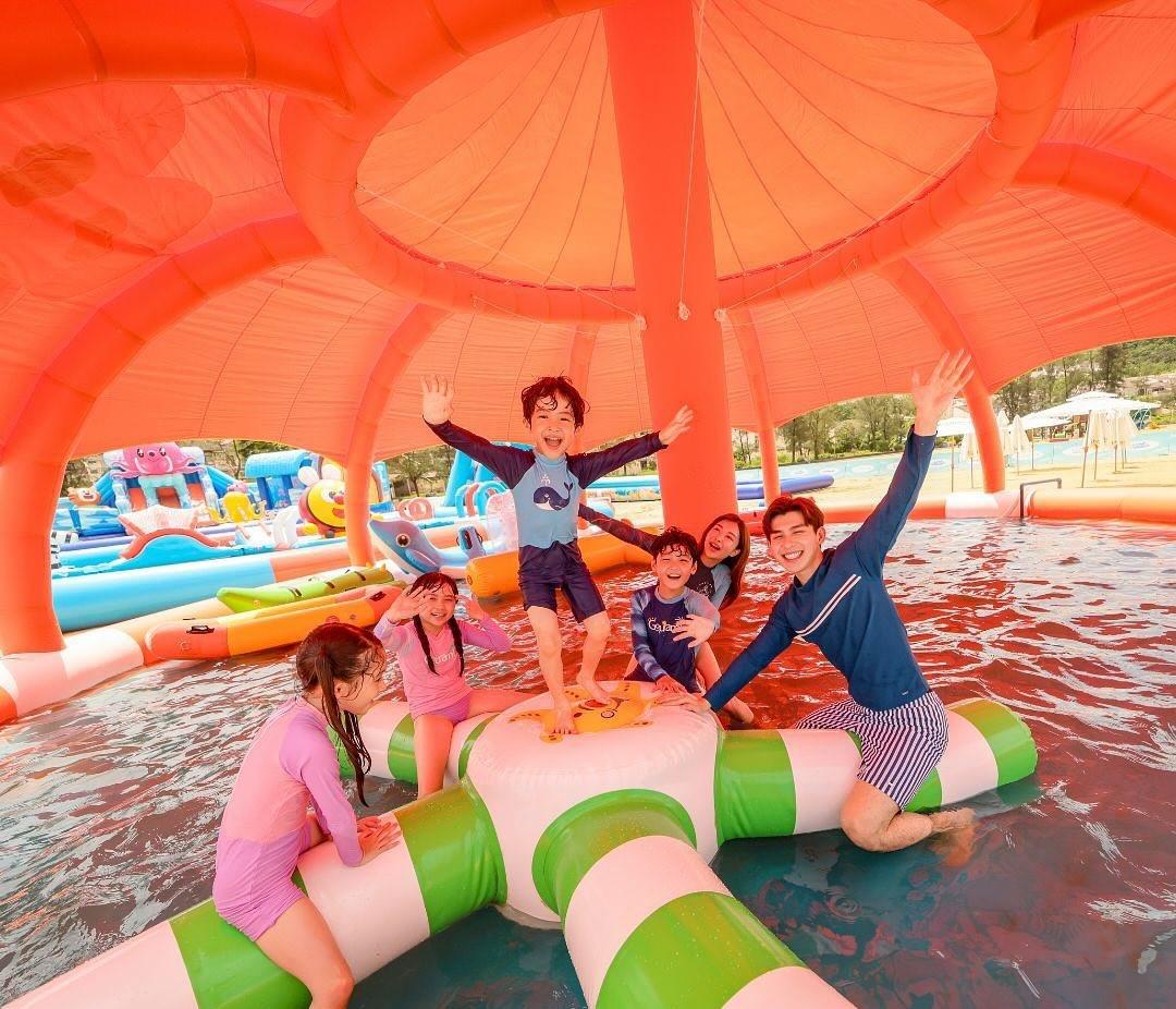 愉景灣Splashtopia沙灘充氣樂園佔地超過4萬8千呎,設有大量玩水設施。