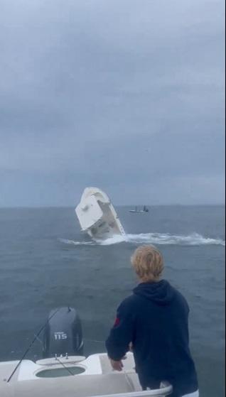 座頭鯨把漁船撞翻。(互聯網)