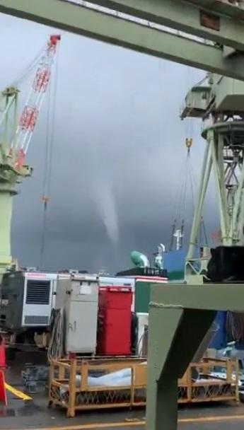 民眾拍到埼玉縣周三(24日)出現龍捲風。(互聯網)