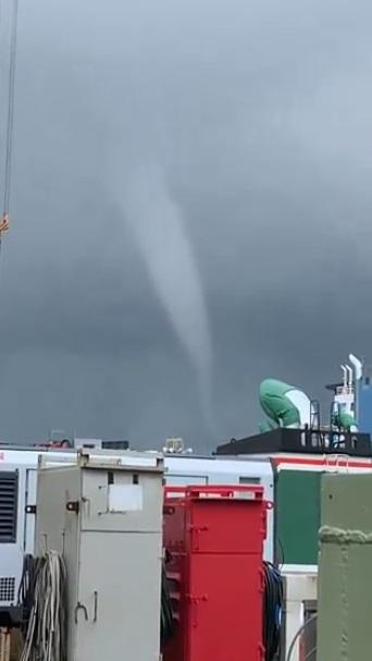 民眾拍到埼玉縣周三(24日)出現龍捲風。(互聯網)