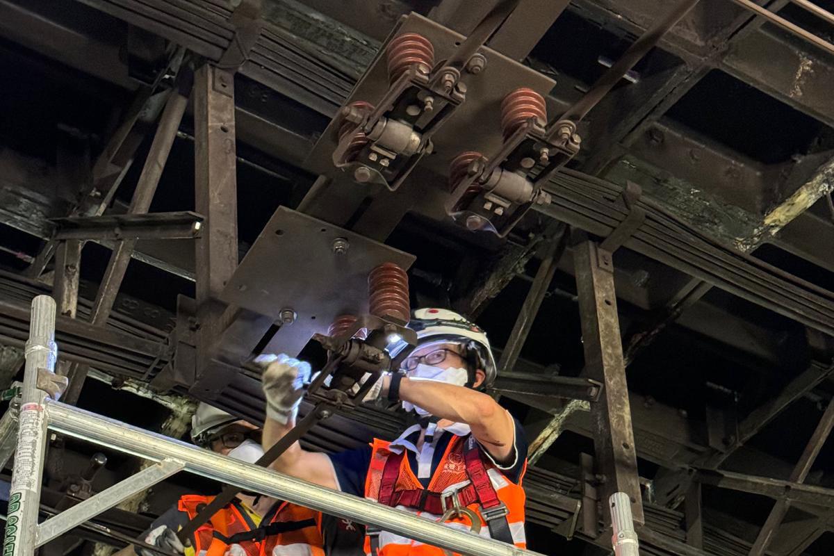 港鐵在油麻地站附近交叉渡線隧道,進行更換電纜吊架工程。(港鐵提供)