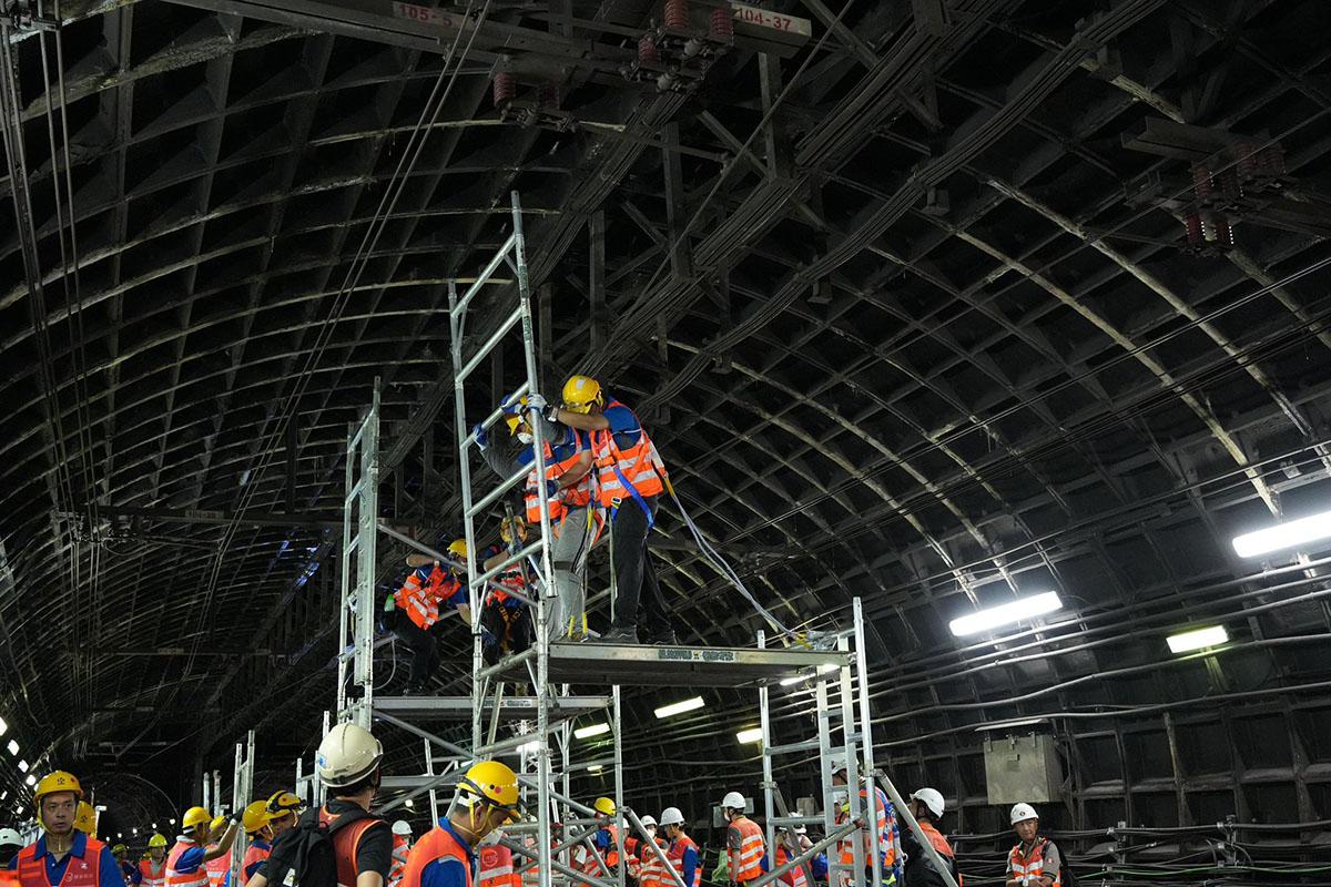 港鐵在油麻地站附近交叉渡線隧道,進行更換電纜吊架工程。(港鐵提供)