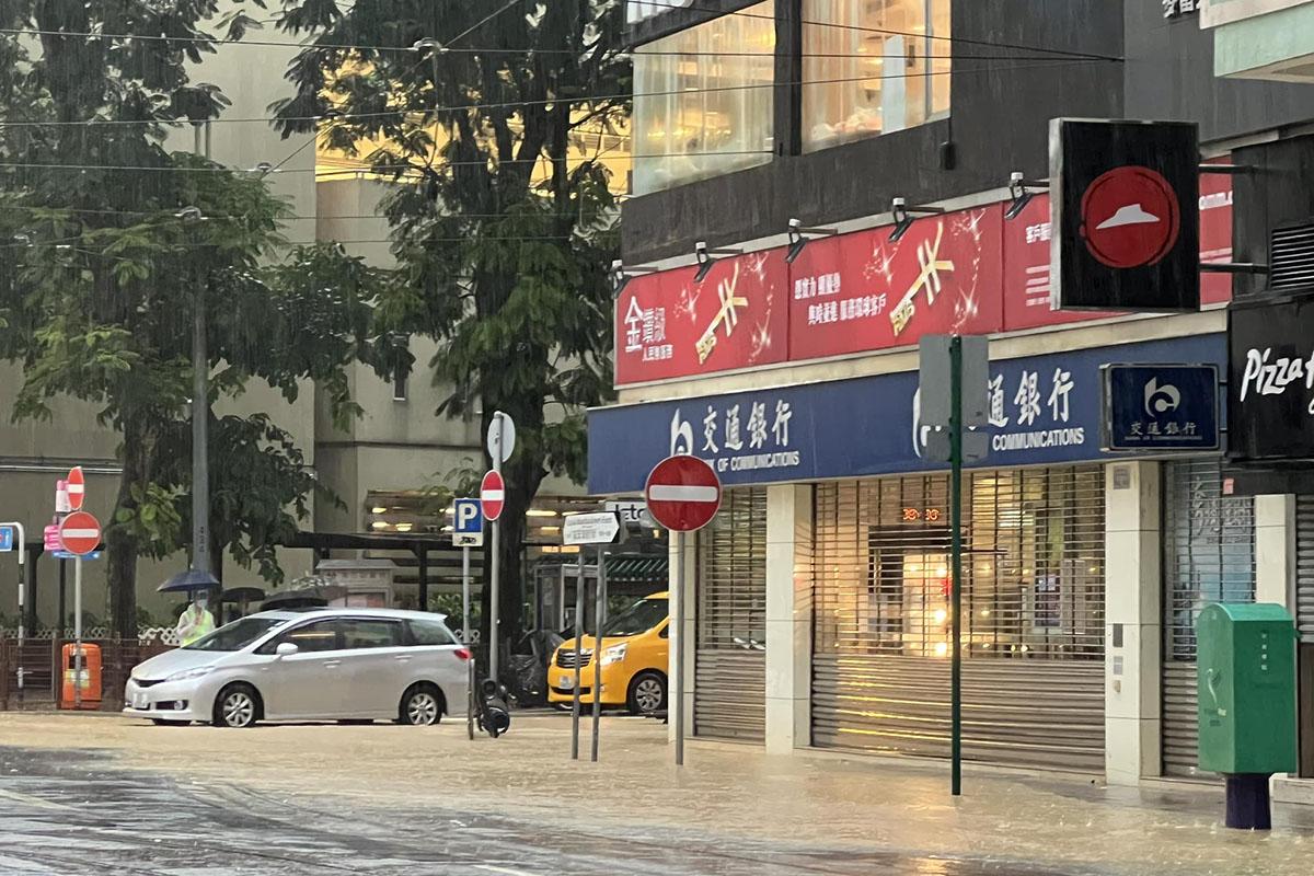 筲箕灣東大街早上水浸。(網民King Lai@FB群組「筲箕灣西灣河關注組」)