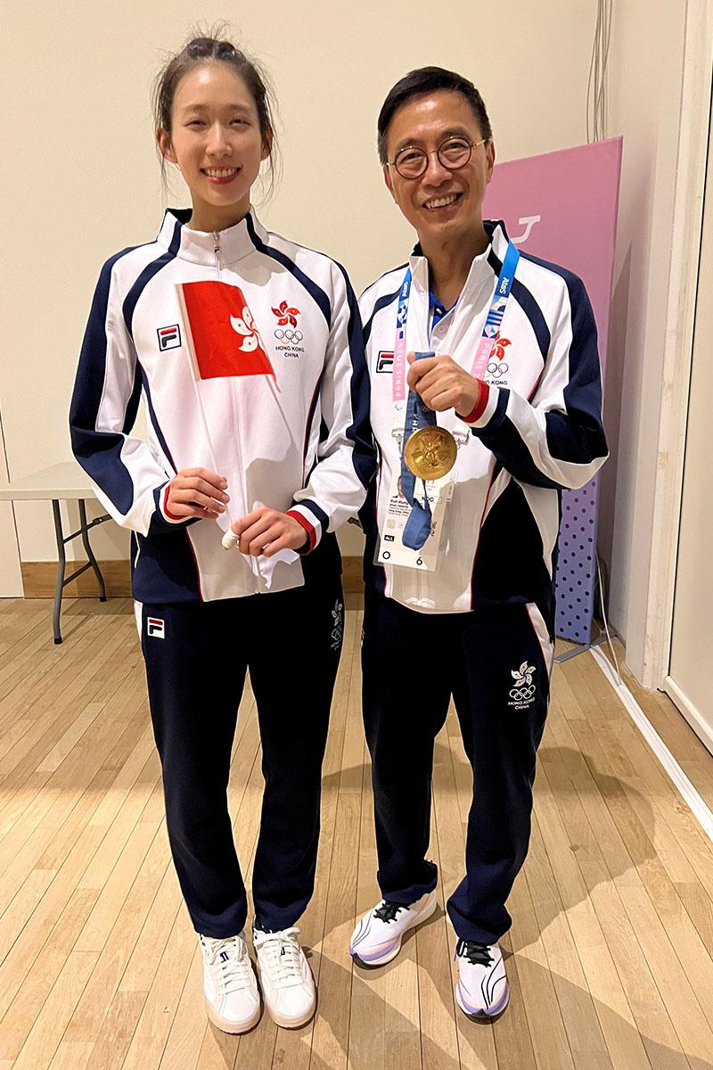 楊潤雄(右)在巴黎奧運現場恭賀江旻憓(左)奪金。(政府新聞處)