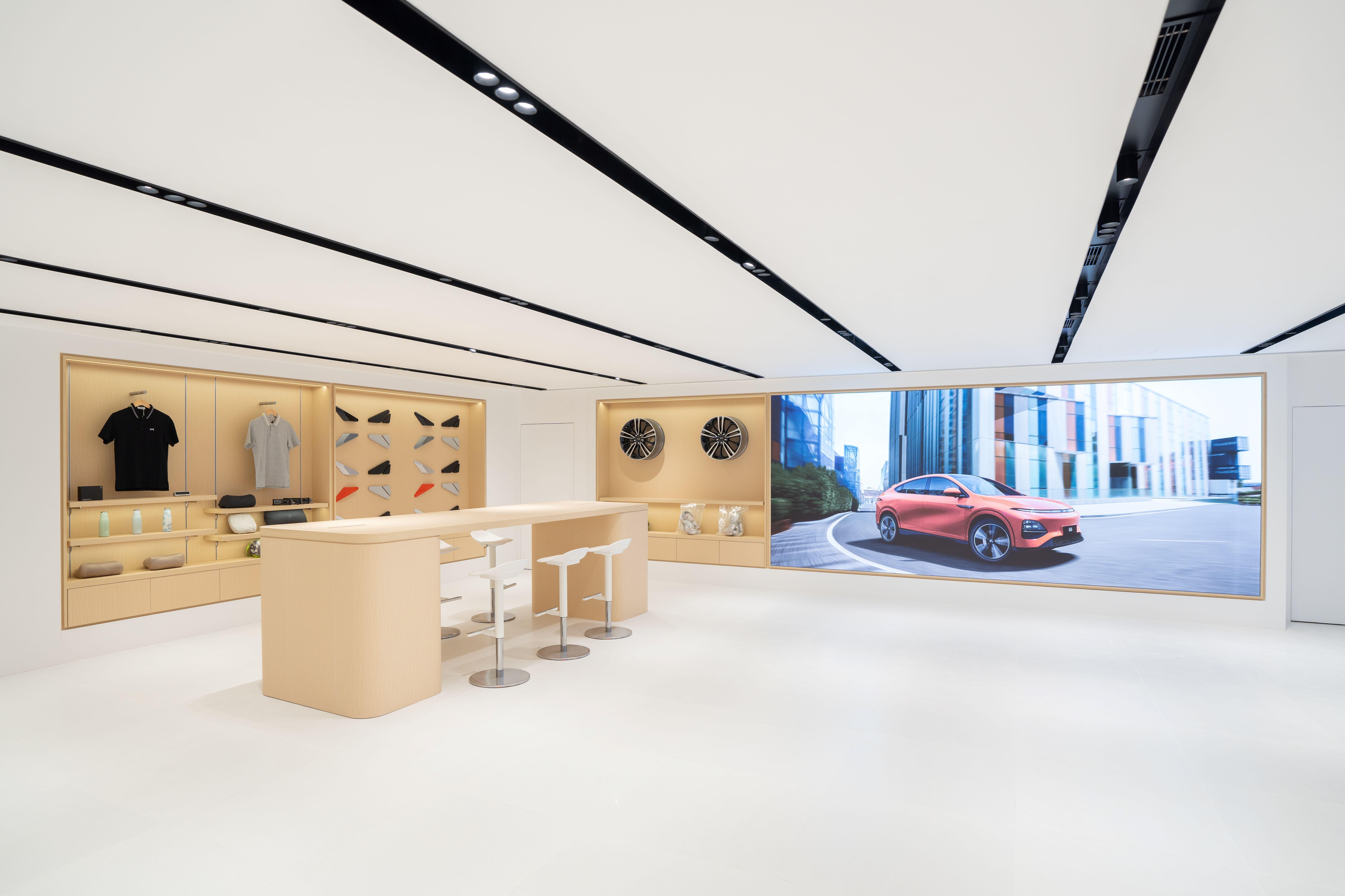 電動車|陳列室佔地超過3,700呎,以水磨石、鋁材、木紋及白色色系打造。