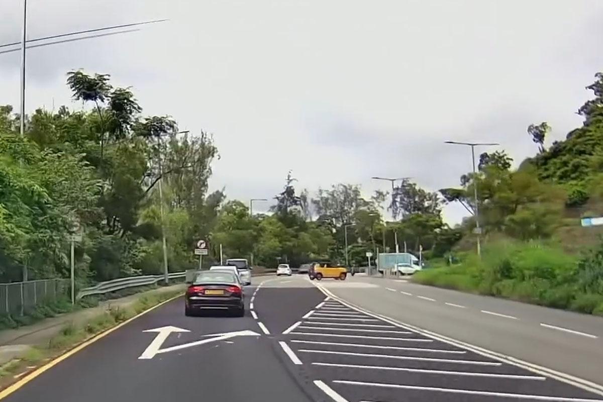 大埔道有電單車與私家車相撞,有車Cam片段拍攝到事發一刻。(網民Noel Hui@FB群組「馬路的事討論區」影片截圖)