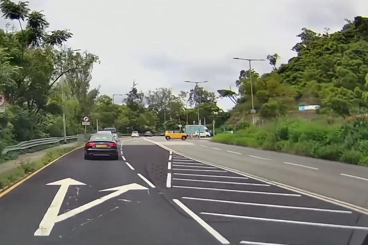 大埔道有電單車與私家車相撞,有車Cam片段拍攝到事發一刻。(網民Noel Hui@FB群組「馬路的事討論區」影片截圖)