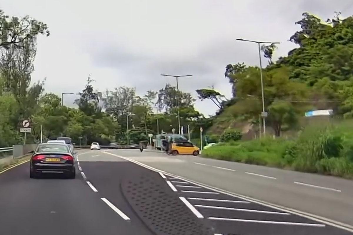 大埔道有電單車與私家車相撞,有車Cam片段拍攝到事發一刻。(網民Noel Hui@FB群組「馬路的事討論區」影片截圖)