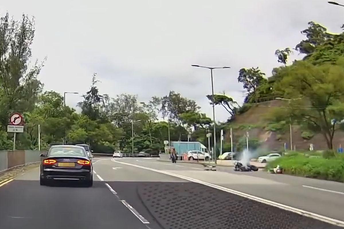 大埔道有電單車與私家車相撞,有車Cam片段拍攝到事發一刻。(網民Noel Hui@FB群組「馬路的事討論區」影片截圖)