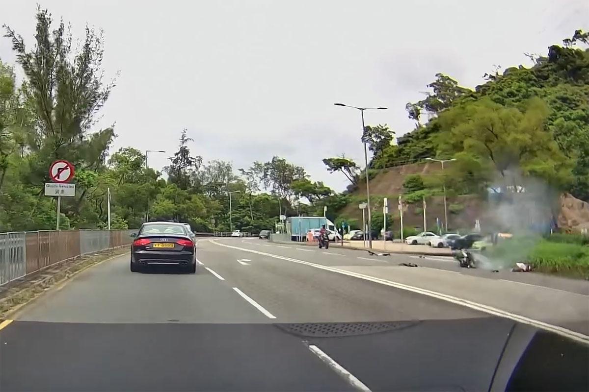 大埔道有電單車與私家車相撞,有車Cam片段拍攝到事發一刻。(網民Noel Hui@FB群組「馬路的事討論區」影片截圖)