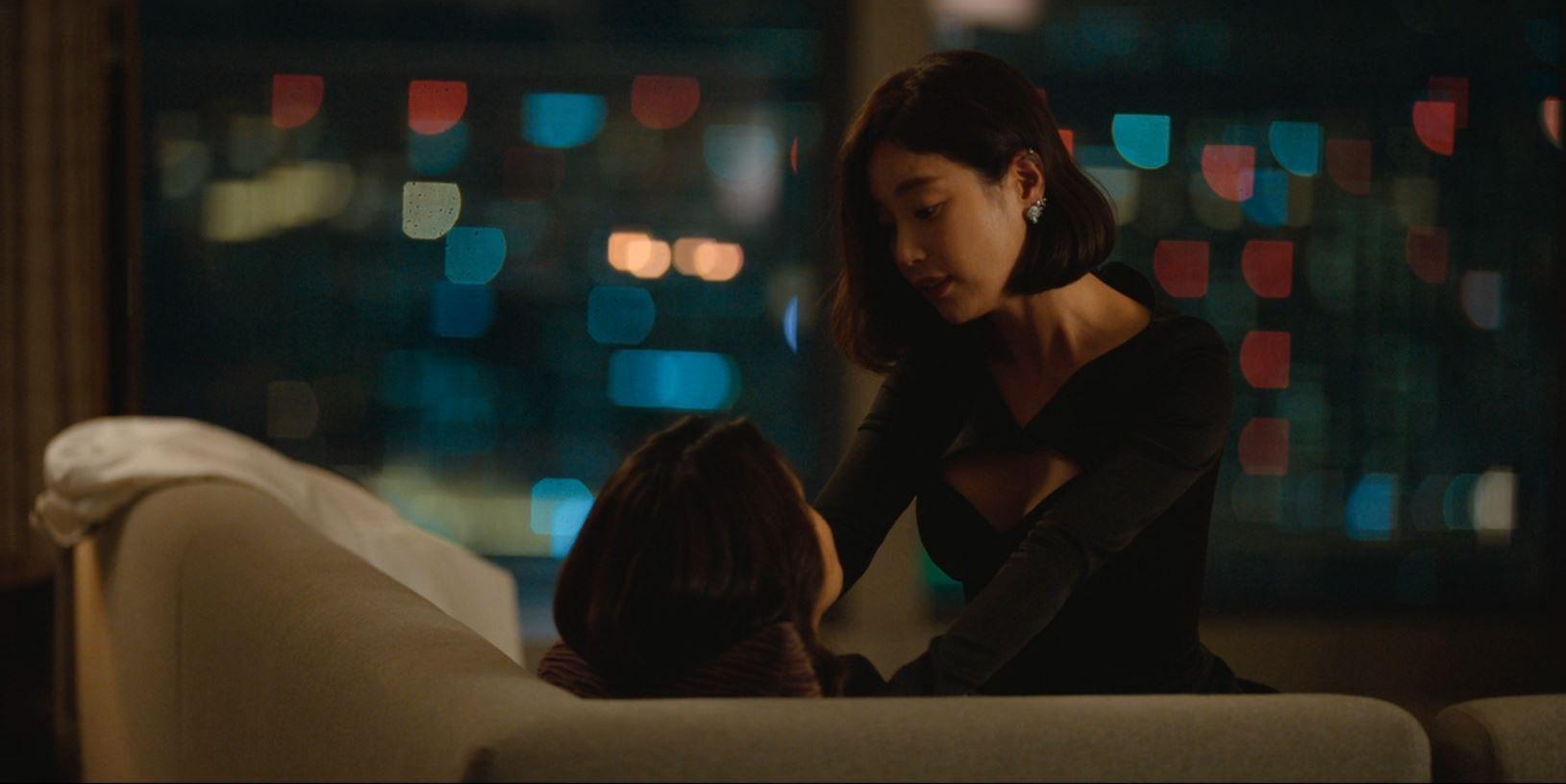 金荷娜撞破丈夫容國肆無忌憚在房內與第三者偷情。