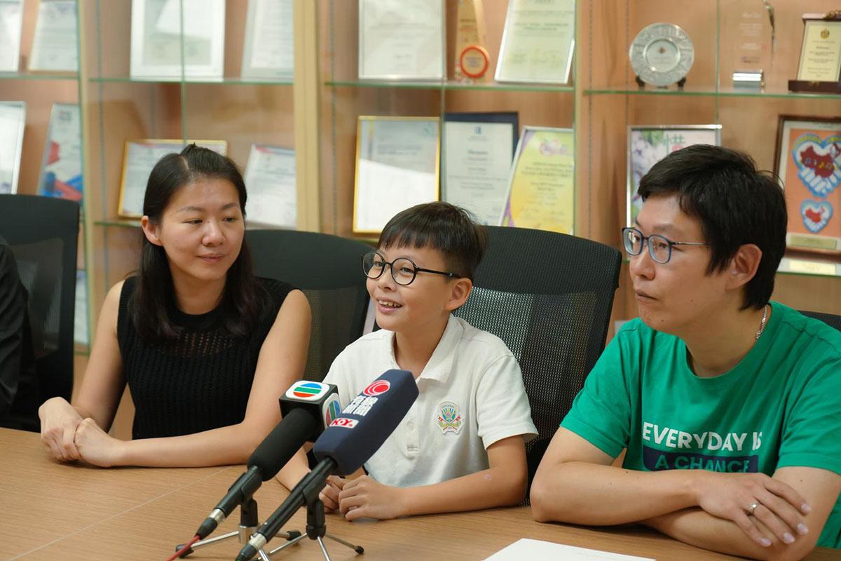 9歲男童梁智仁挑戰DSE數學M2,成功考獲5**成績。(學校提供)