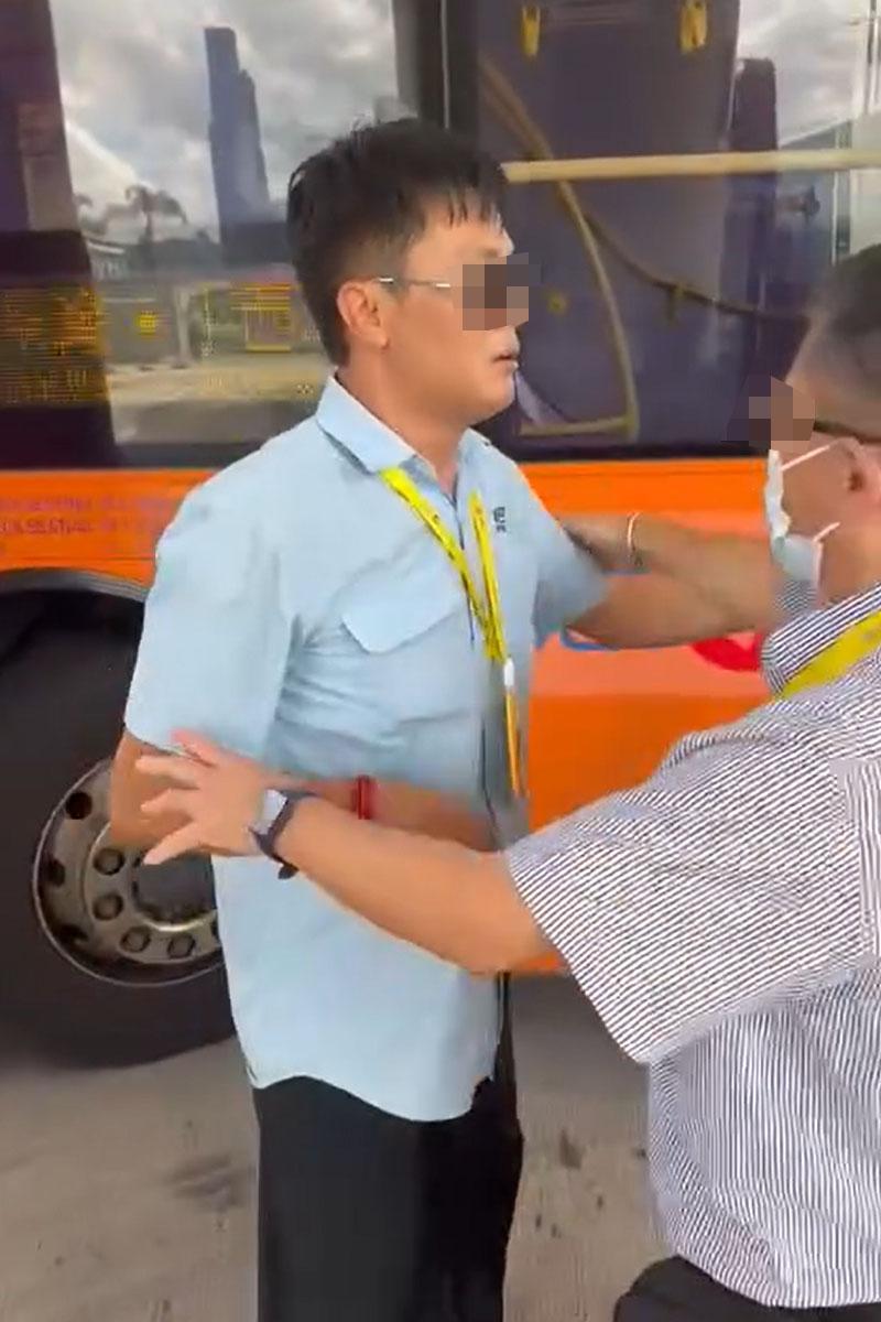 灣仔會展站巴士總站有車長發生激烈口角,其間有同事調停和分隔雙方。(網上影片截圖)