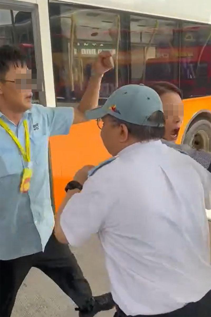 灣仔會展站巴士總站有車長發生激烈口角,其間有同事調停和分隔雙方。(網上影片截圖)