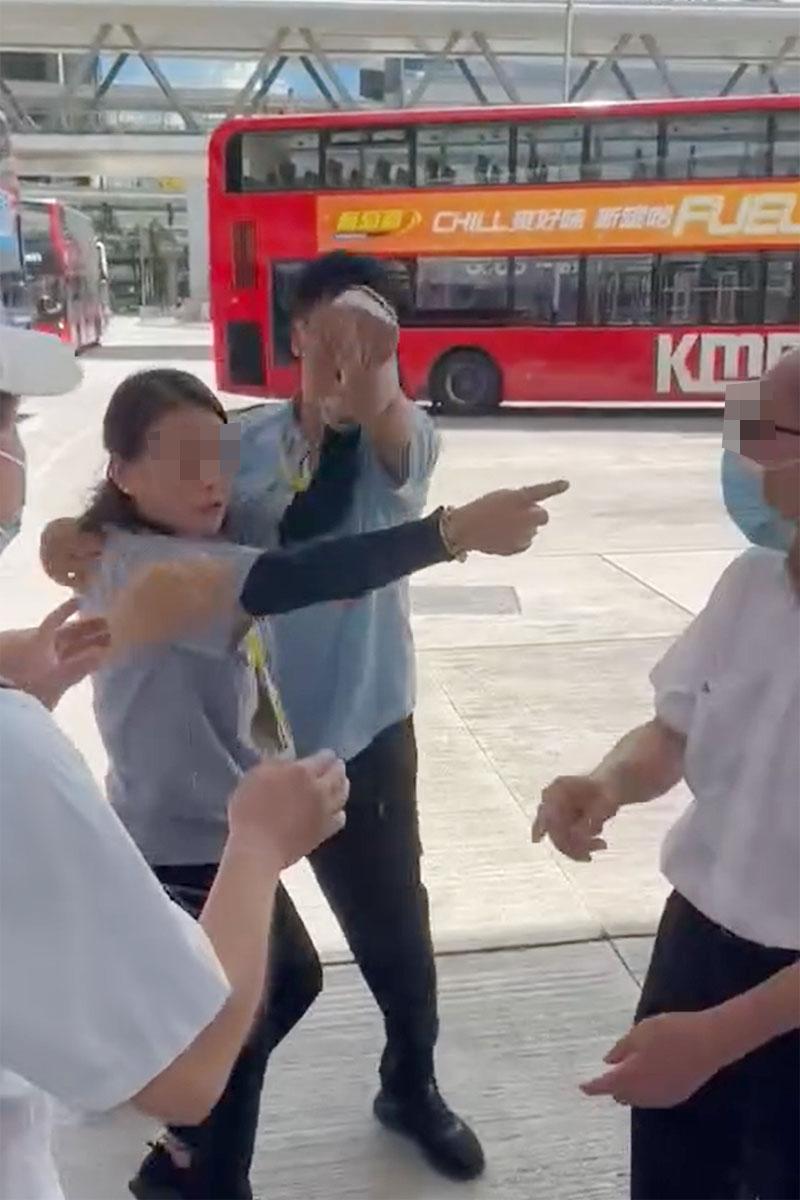 灣仔會展站巴士總站有車長發生激烈口角,其間有同事調停和分隔雙方。(網上影片截圖)