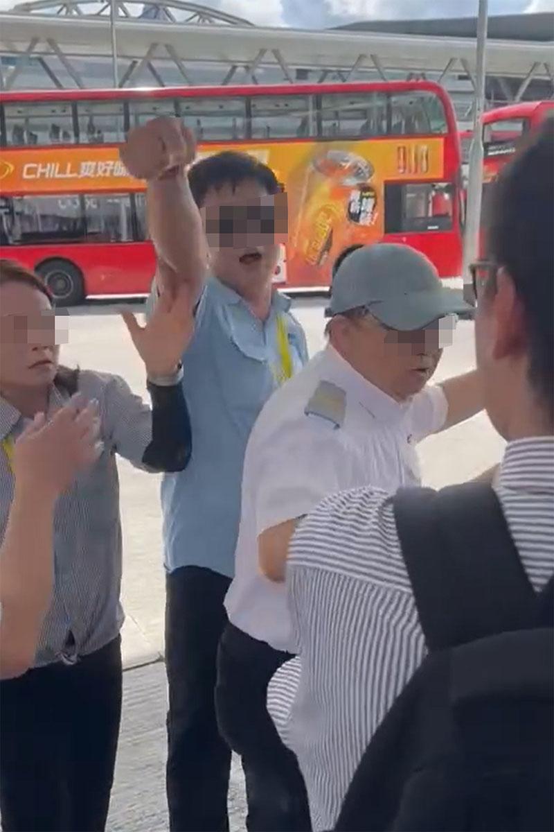 灣仔會展站巴士總站有車長發生激烈口角,其間有同事調停和分隔雙方。(網上影片截圖)