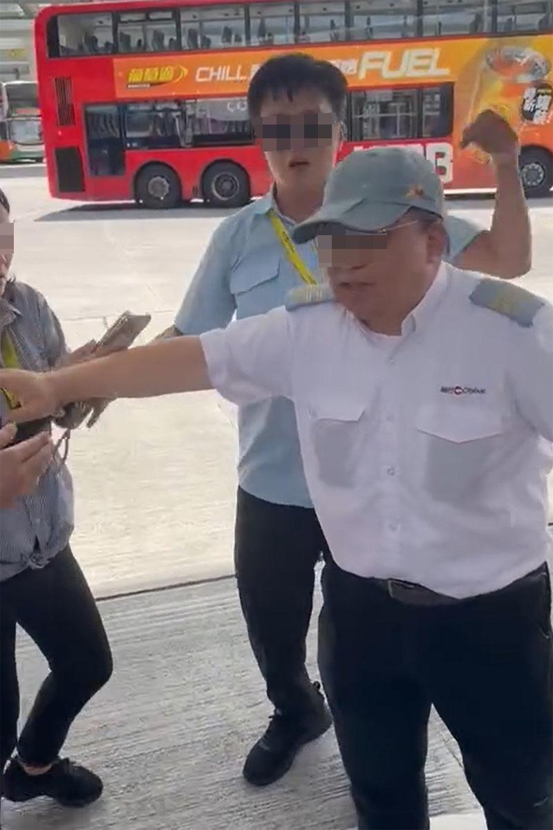 灣仔會展站巴士總站有車長發生激烈口角,其間有同事調停和分隔雙方。(網上影片截圖)
