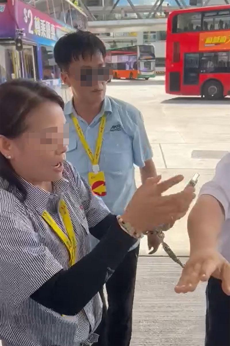 灣仔會展站巴士總站有車長發生激烈口角,其間有同事調停和分隔雙方。(網上影片截圖)