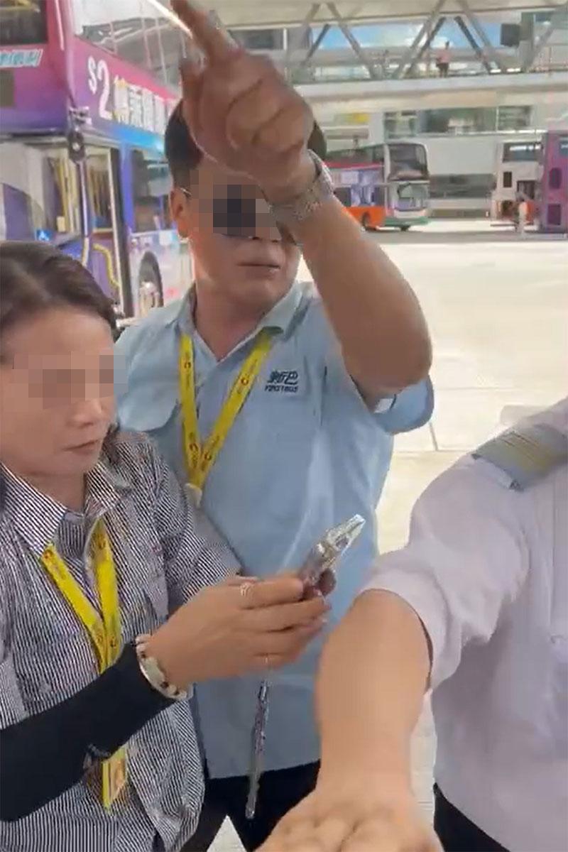 灣仔會展站巴士總站有車長發生激烈口角,其間有同事調停和分隔雙方。(網上影片截圖)