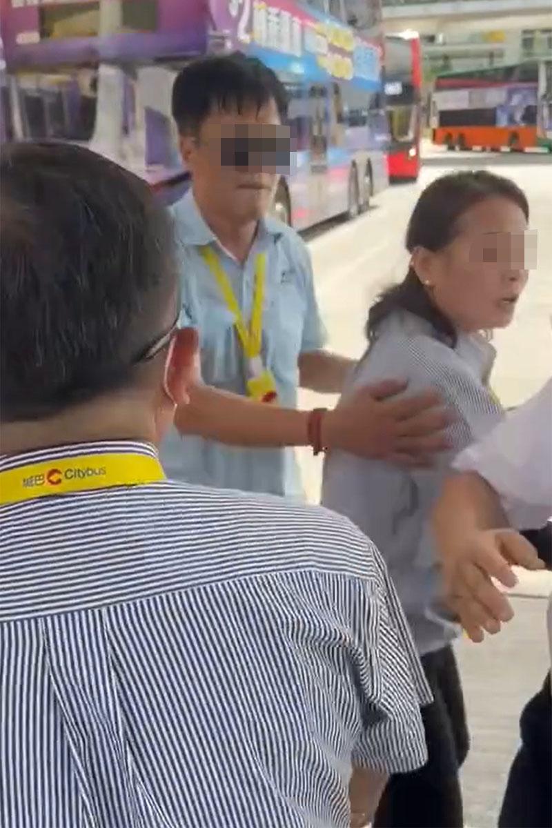 灣仔會展站巴士總站有車長發生激烈口角,其間有同事調停和分隔雙方。(網上影片截圖)