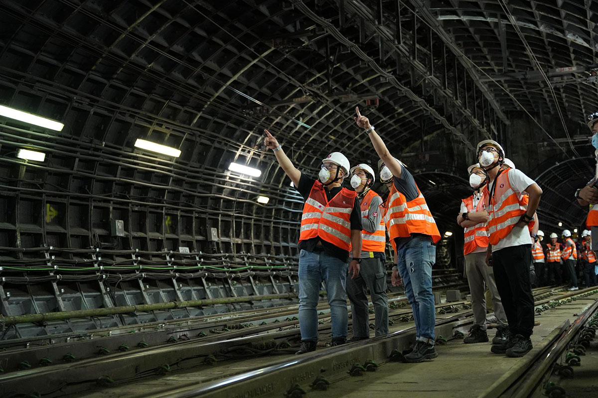港鐵在油麻地站附近交叉渡線隧道,進行更換電纜吊架工程。(港鐵提供)