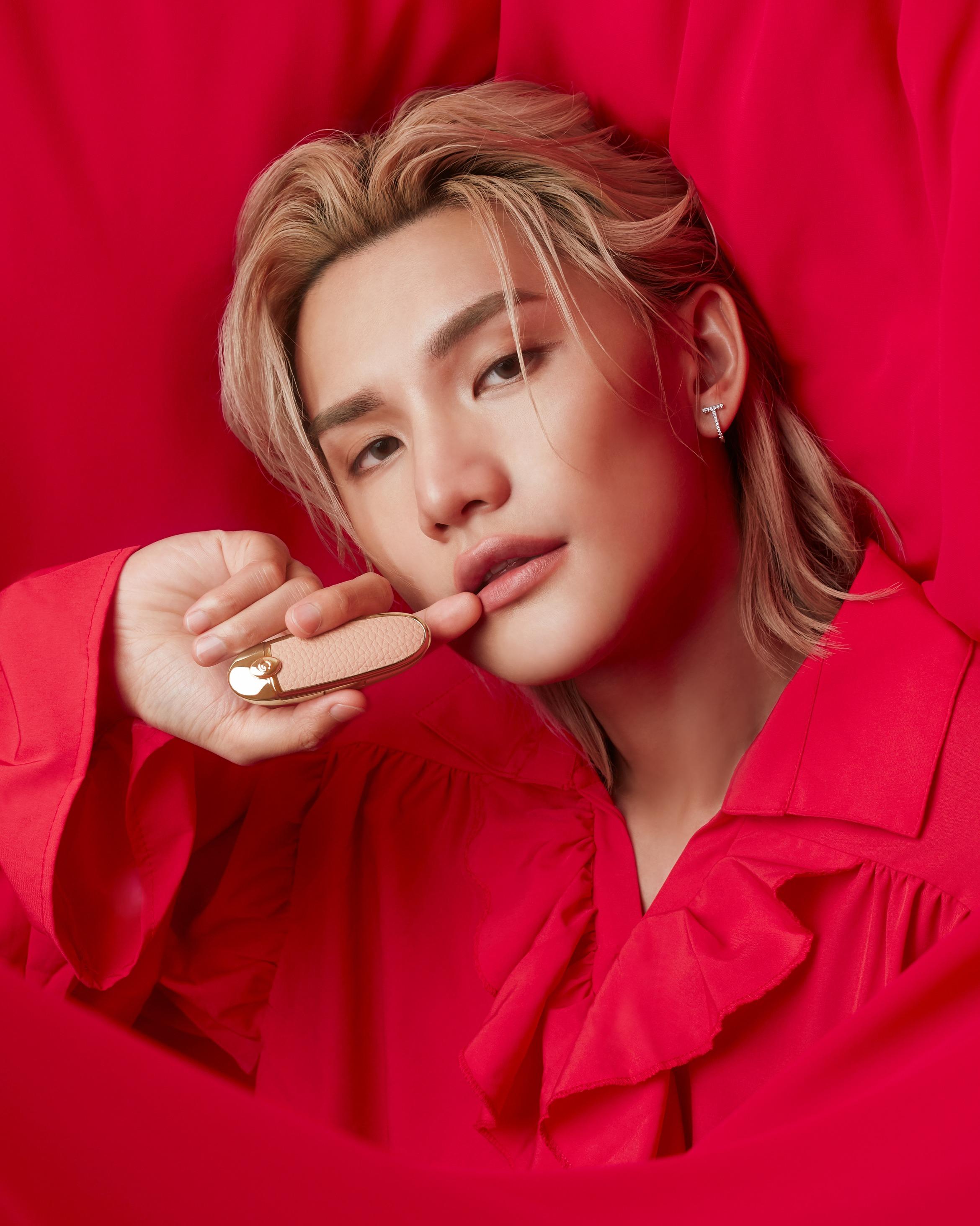 Jeremy李駿傑塗上絲絨的409 Le Nude色調。