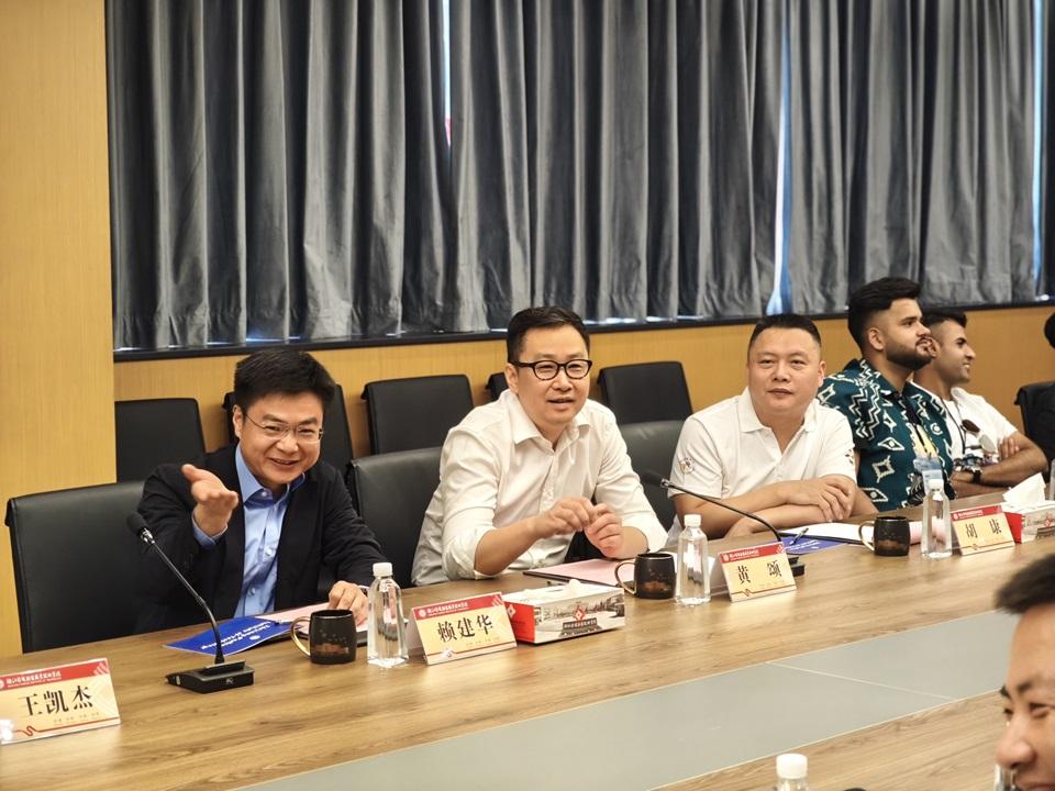 (左)中聯辦社工部處長賴建華與新家園協會總幹事黃頌(中)。