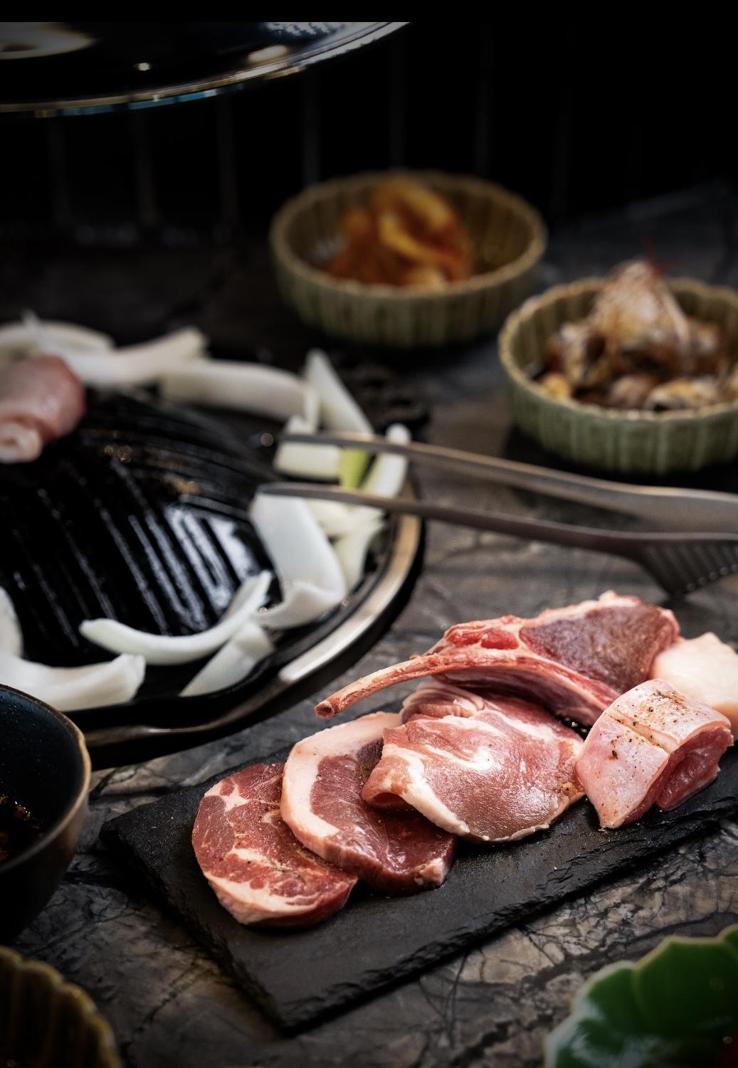 羊蹄山一周年盛宴套餐精選羊頸柳、羊脾、羊肩、羊腩、羊架五款不同部位作烤肉。