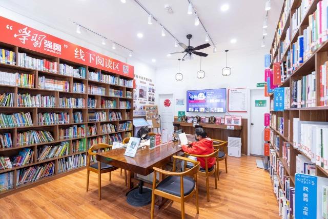 寮後閱書報館香山書房室內古典優雅,放在書桌上則是有聲儀器,可以發聲閱讀圖書。(圖片來源:南區街道北溪社區黨群服務中心微信)