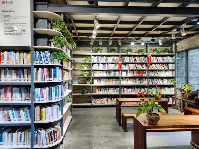 景苑香山書房藏書3000冊,置頂的書牆及隨處可見的植物,燃點閱讀氣氛。(圖片來源:中山市香山書房微信 )