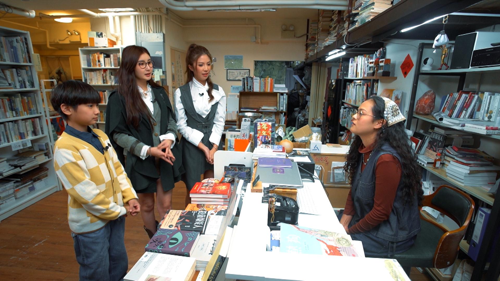 來到書店, Shirley、Yoshi和Sean細心聆聽書店達人講解書本分類。