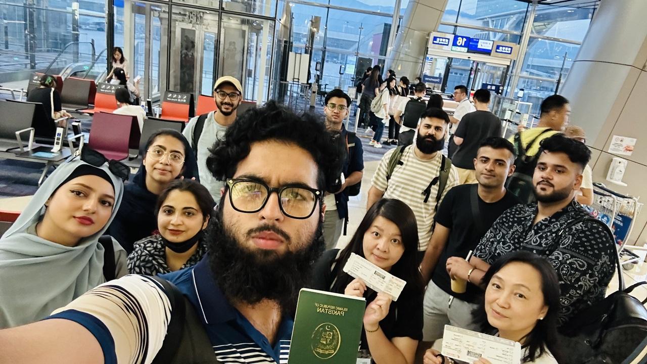 交流團出發前團友的自拍照。