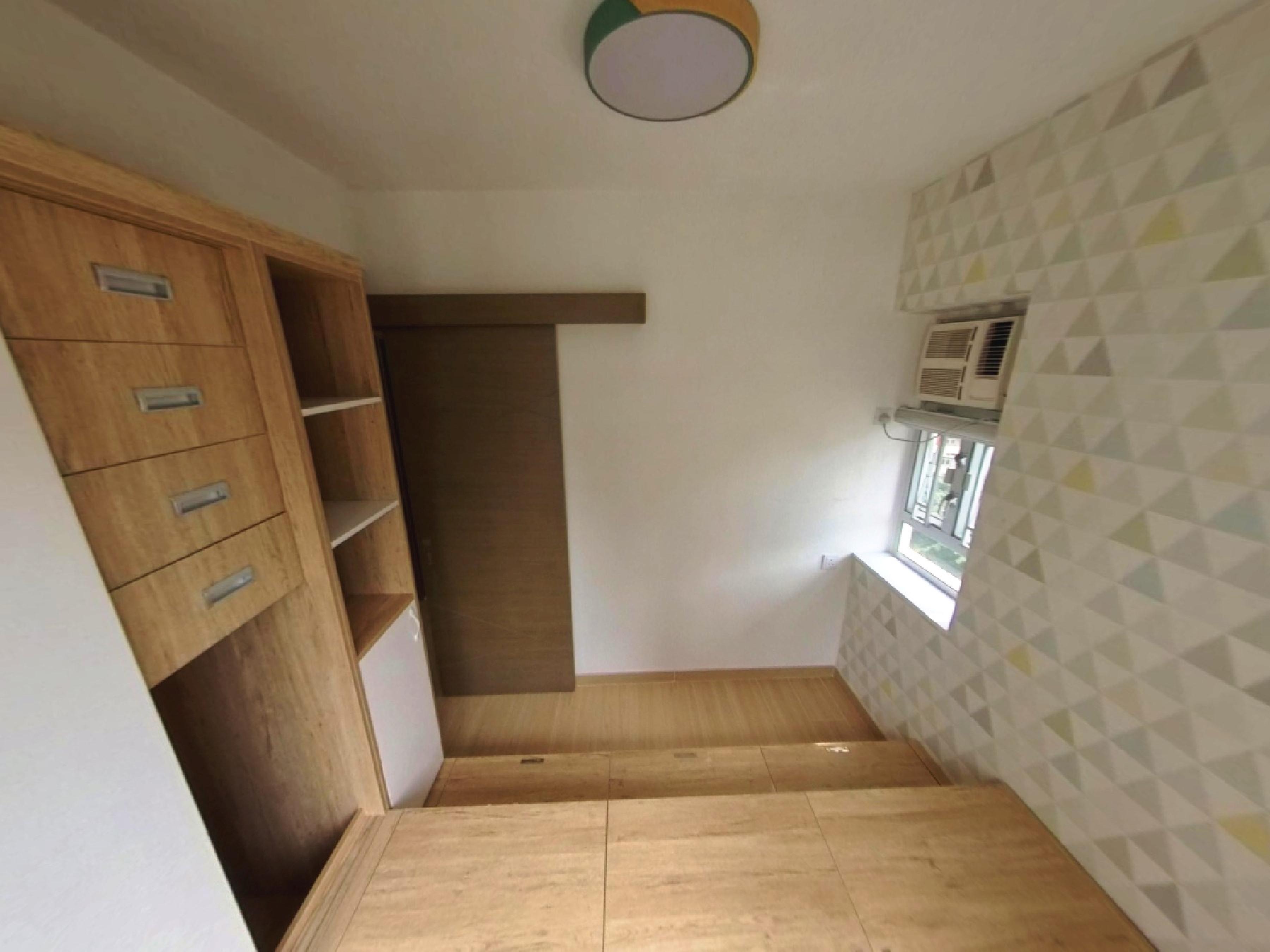 主人房設有儲物地台及大衣櫃,收納空間相當充裕,而且新淨。