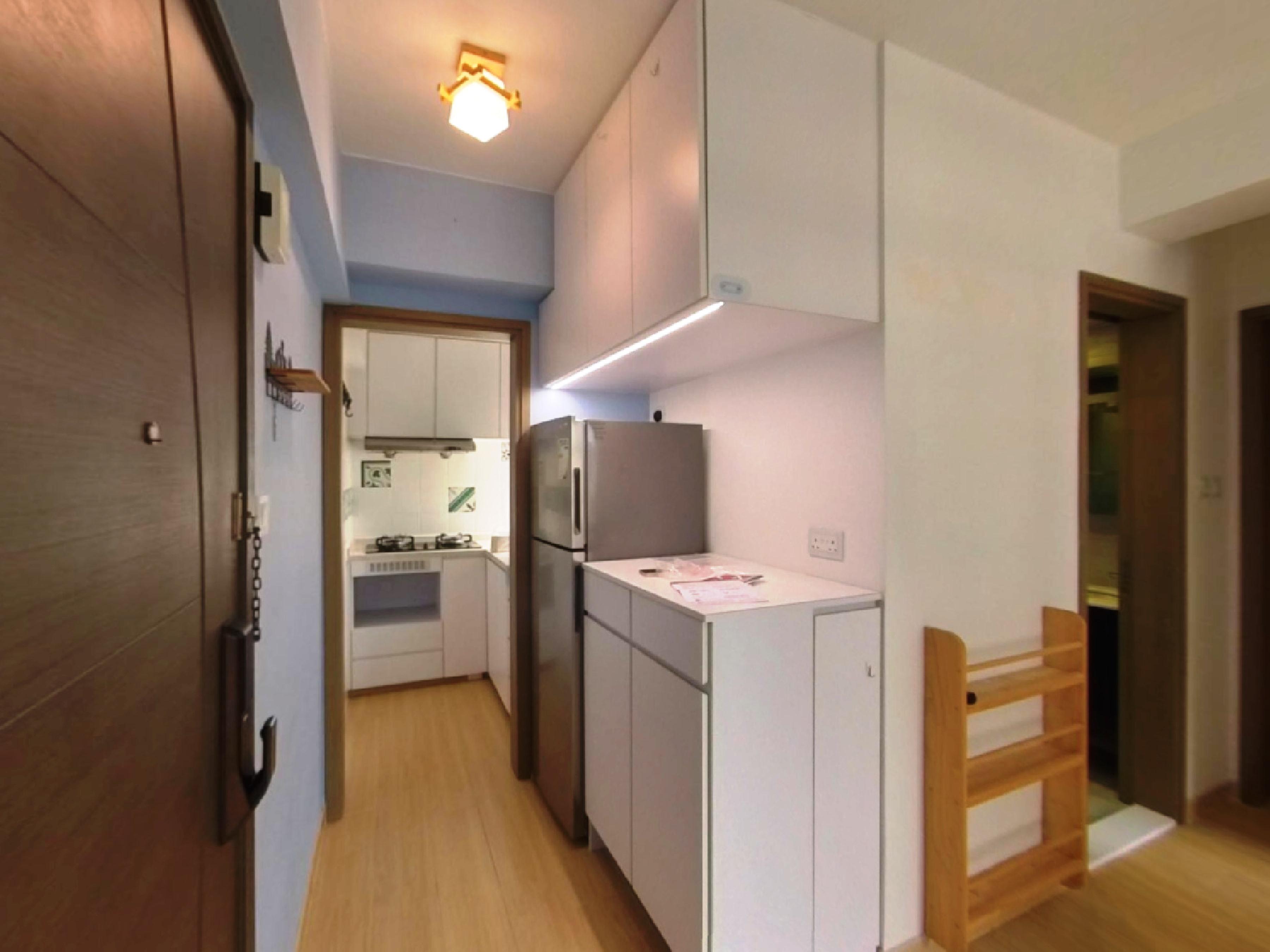 單位大廳屬L型設計,近大門一端用作擺放鞋櫃、儲物吊櫃和雪櫃。