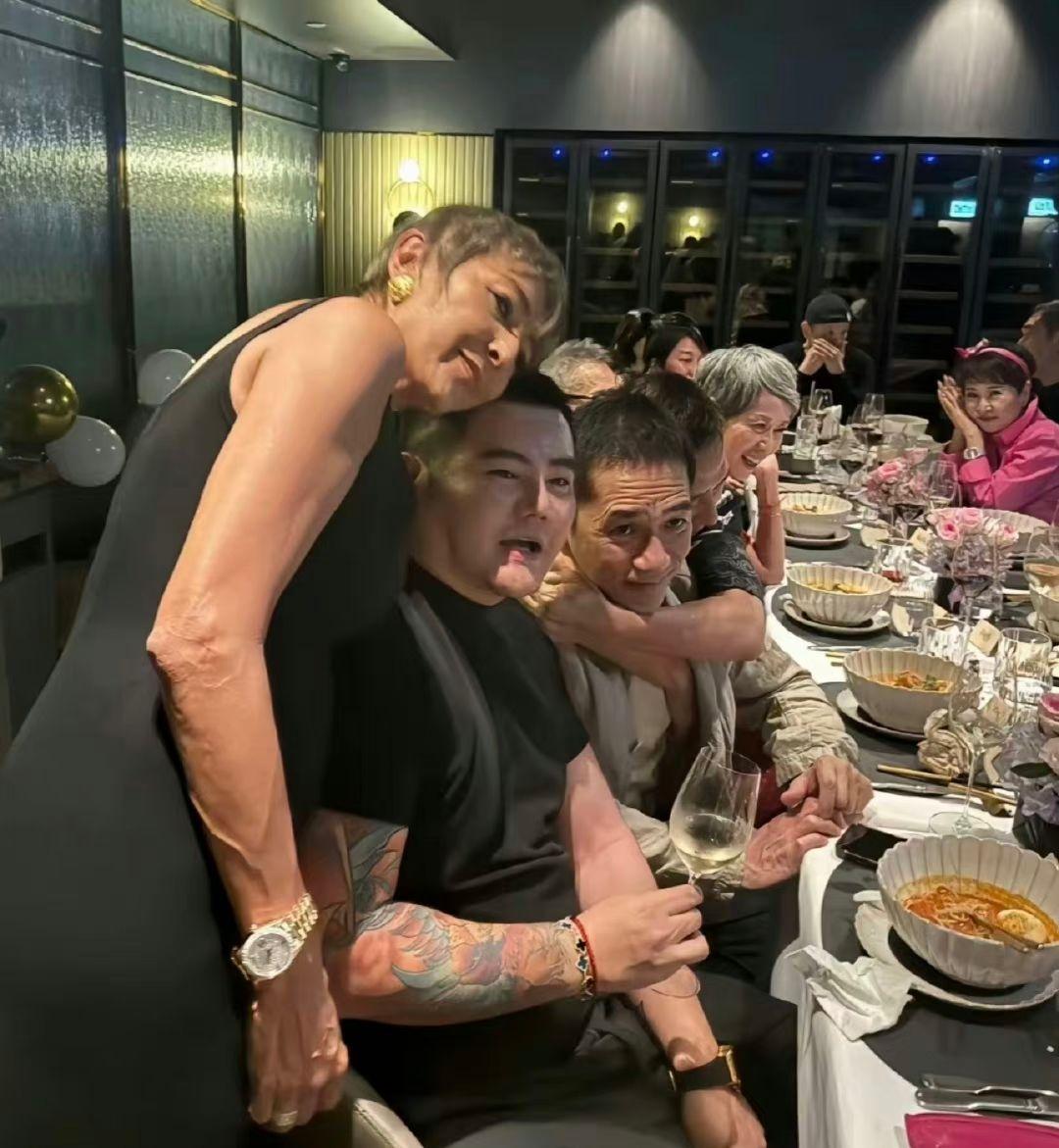 唐鶴德化身樹熊攬實梁朝偉。