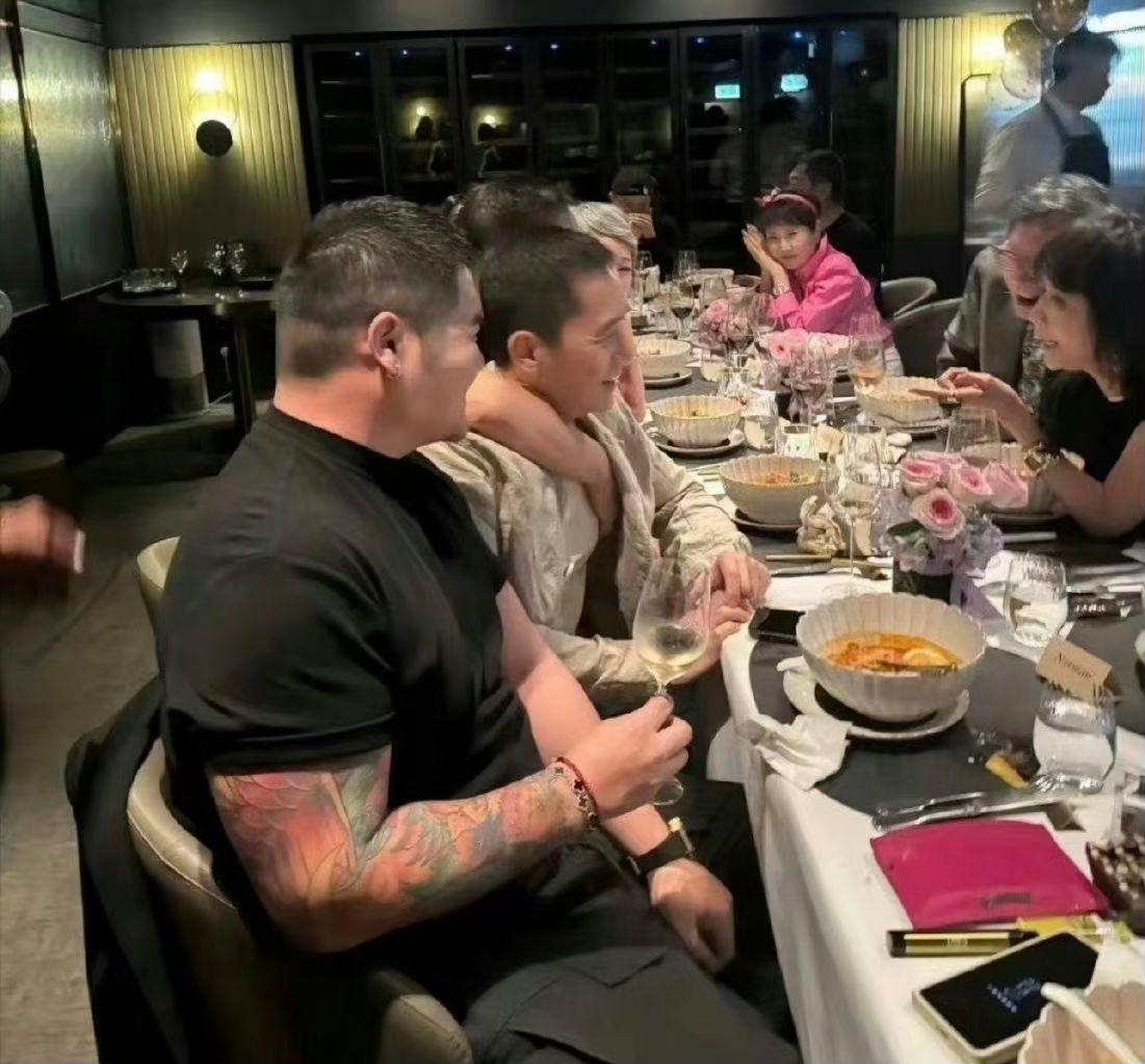 唐鶴德更伸手入梁朝偉外套,相當熱情。