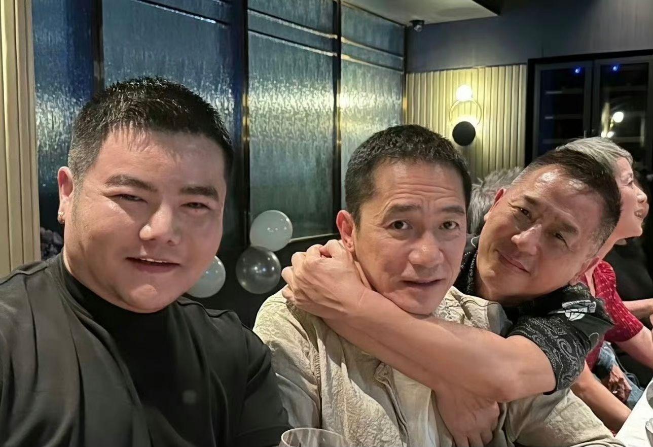 唐唐攬實梁朝偉露出甜笑。