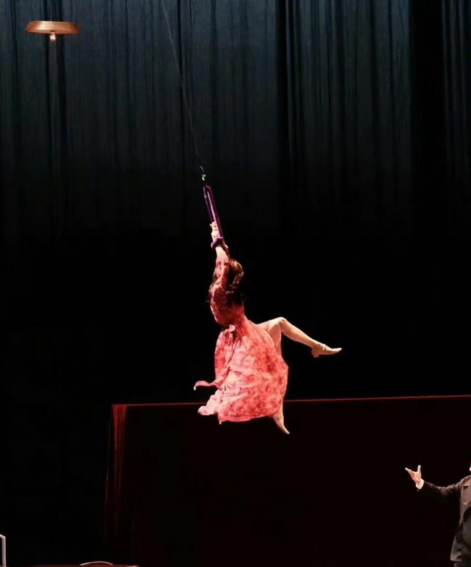 鄧萃雯於個人社交帳號分享舞台劇「鱷魚」巡演劇照。(鄧萃雯Instagram @tangshuiman)