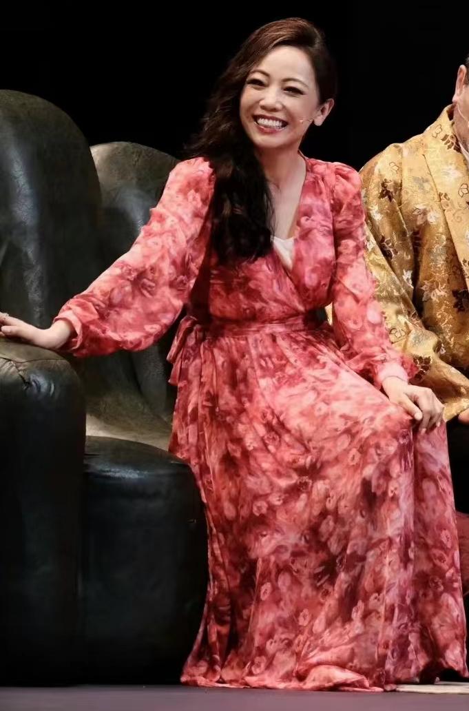 鄧萃雯與舞台劇「鱷魚」男主角趙文瑄的巡演劇照。