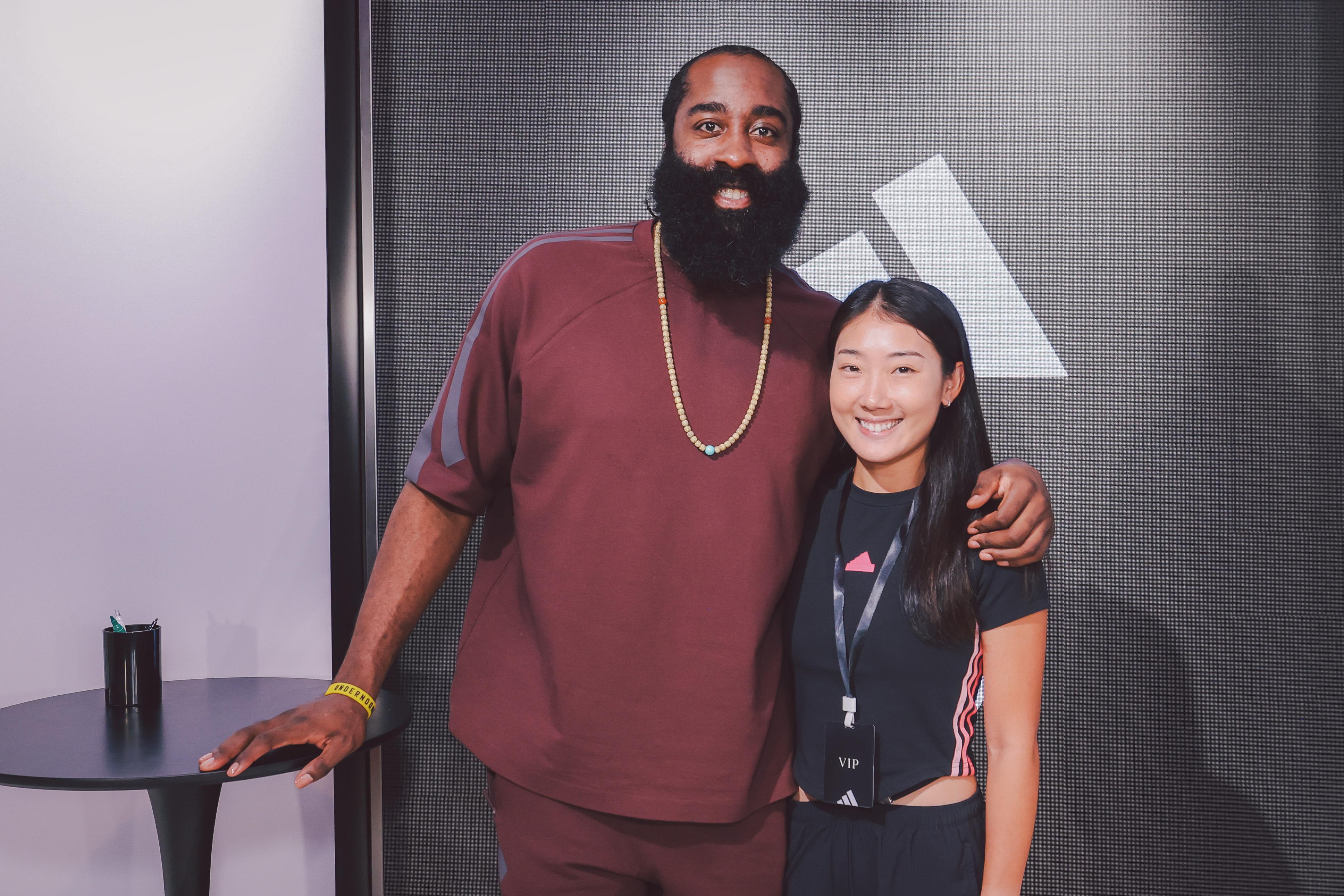 活動來到最後,夏登與現場傳媒大合照及為球迷簽名,為這次久違訪港與球迷見面活動以難忘回憶作結!