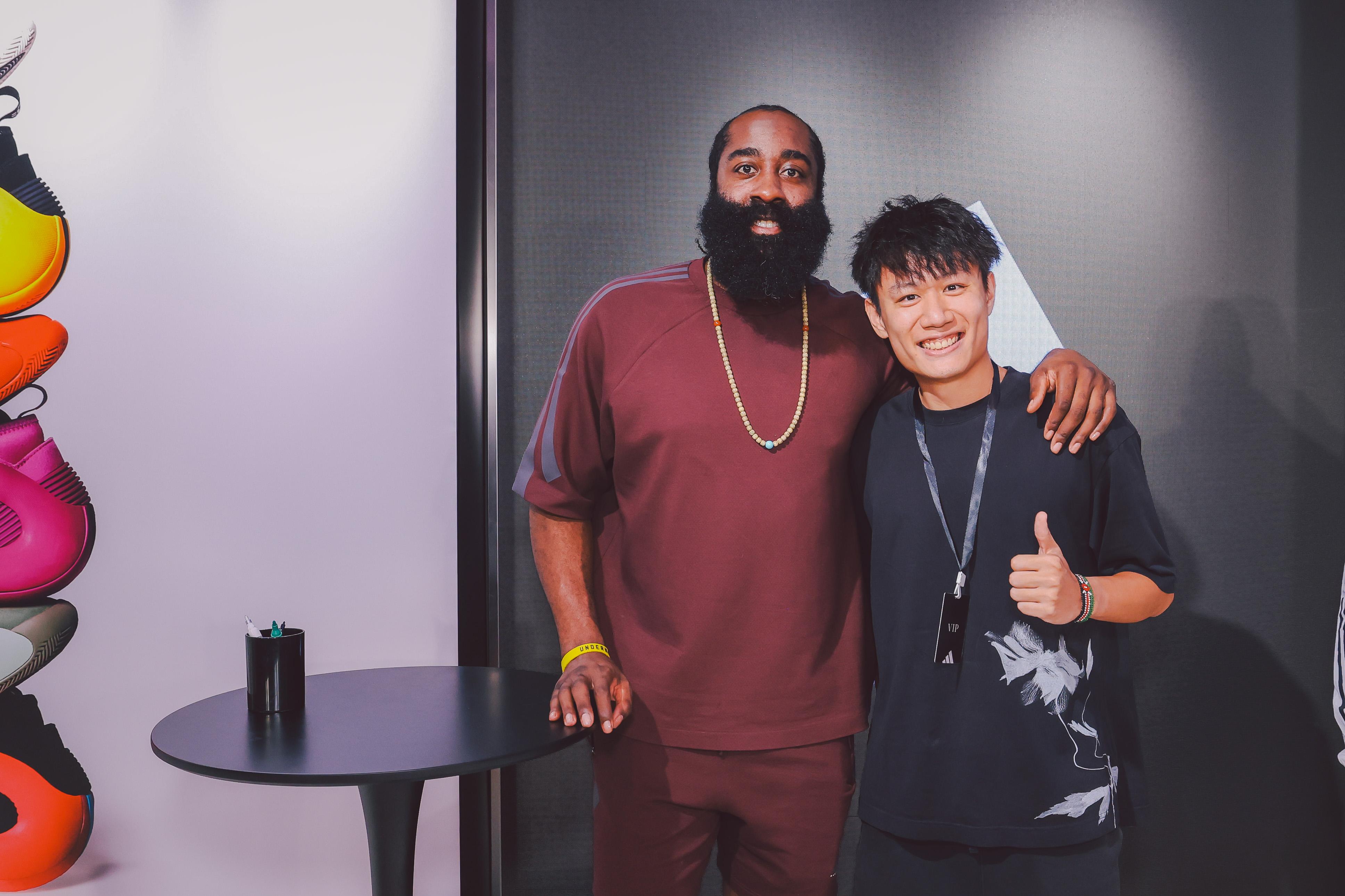 活動來到最後,夏登與現場傳媒大合照及為球迷簽名,為這次久違訪港與球迷見面活動以難忘回憶作結!