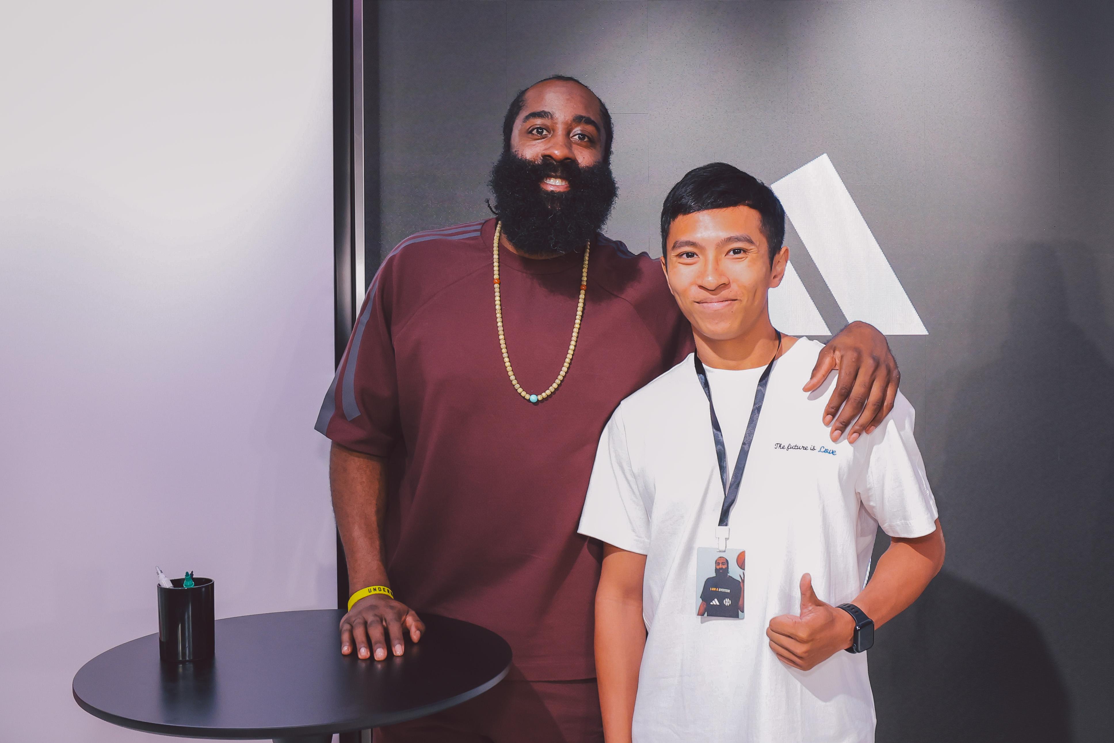 活動來到最後,夏登與現場傳媒大合照及為球迷簽名,為這次久違訪港與球迷見面活動以難忘回憶作結!