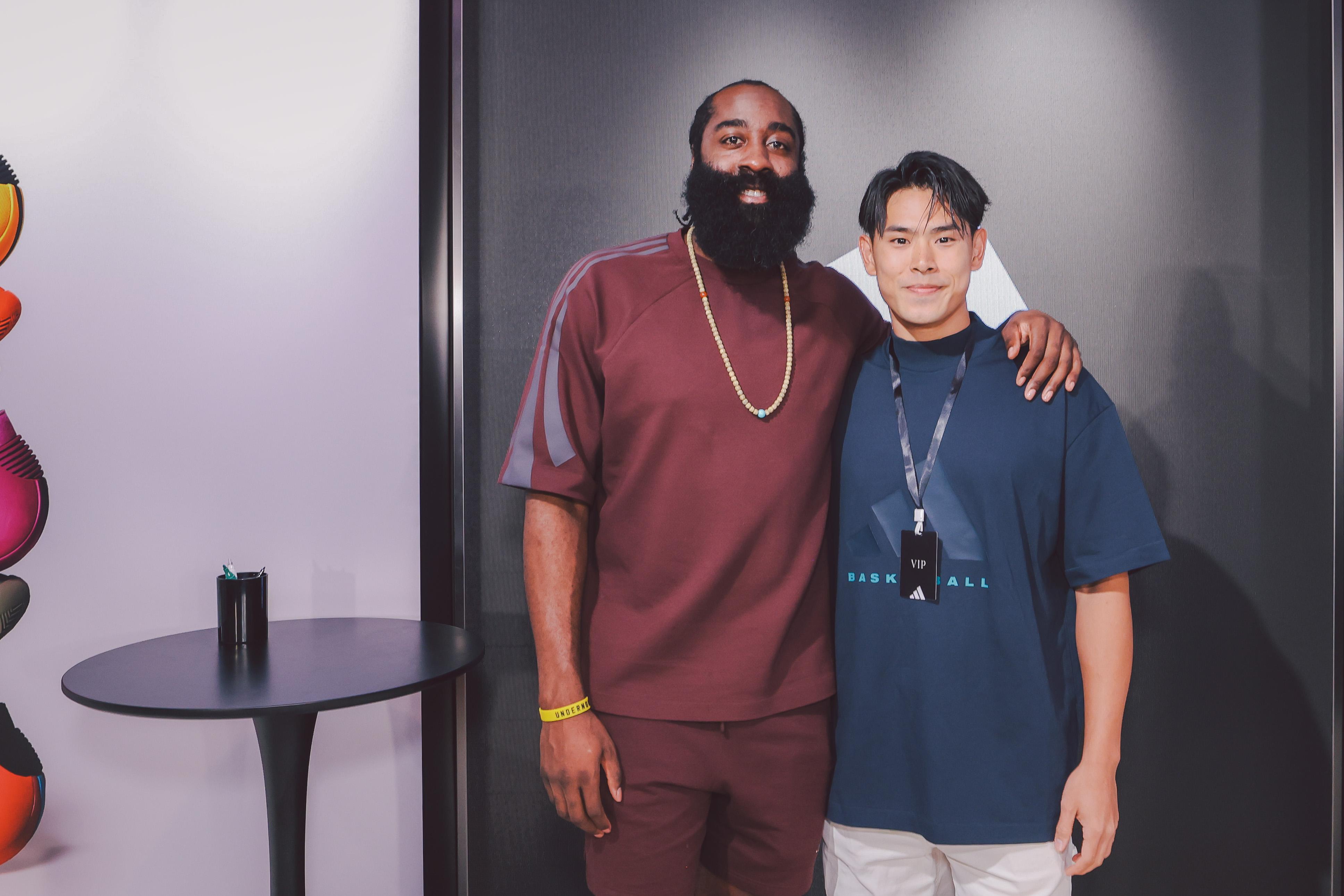 活動來到最後,夏登與現場傳媒大合照及為球迷簽名,為這次久違訪港與球迷見面活動以難忘回憶作結!