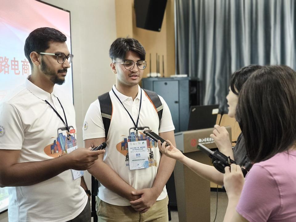 少數族裔青年接受傳媒訪問。