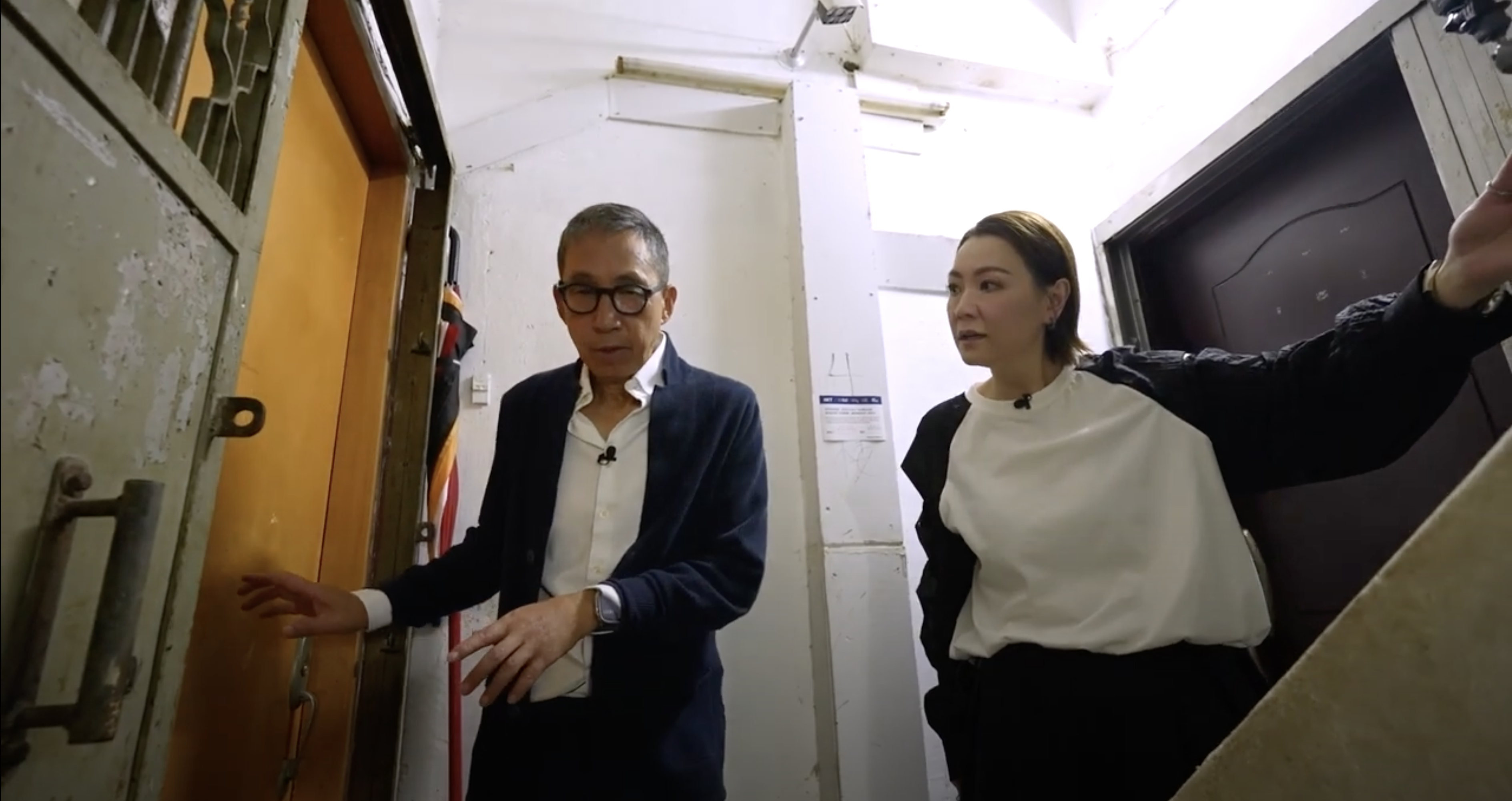 張堅庭母親當年曾幫酒吧一名「媽媽生」打工。